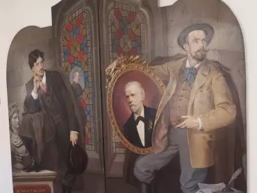 Část výzdoby olomouckého orloje nepoužitá při renovaci v letech 1895–1898. Olejomalba na plechu o rozměrech 122,3 × 255 cm zhotovená vídeňským malířem Richardem Bitterlichem (1862–1940) roku 1898. Vlevo stojí malíř R. Bitterlich, vpravo vídeňský architekt Robert Dammer, jenž navrhl architektonické řešení úpravy orloje. V oválném rámu vpravo se nachází portrét olomouckého starosty Josefa von Engel, ve vitráži vlevo nahoře je vyobrazen Karl Brandhuber (1846–1934), starosta města Olomouce v letech 1896–1918. Vlastivědné muzeum v Olomouci, sign. CH 1178. Foto Jiří Fiala.